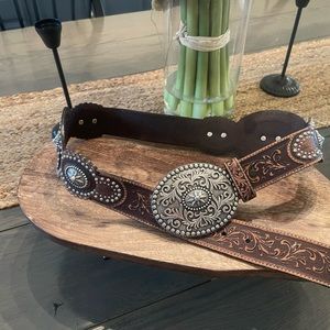 Justin Western Belt Top grain leather with metal buckle.
